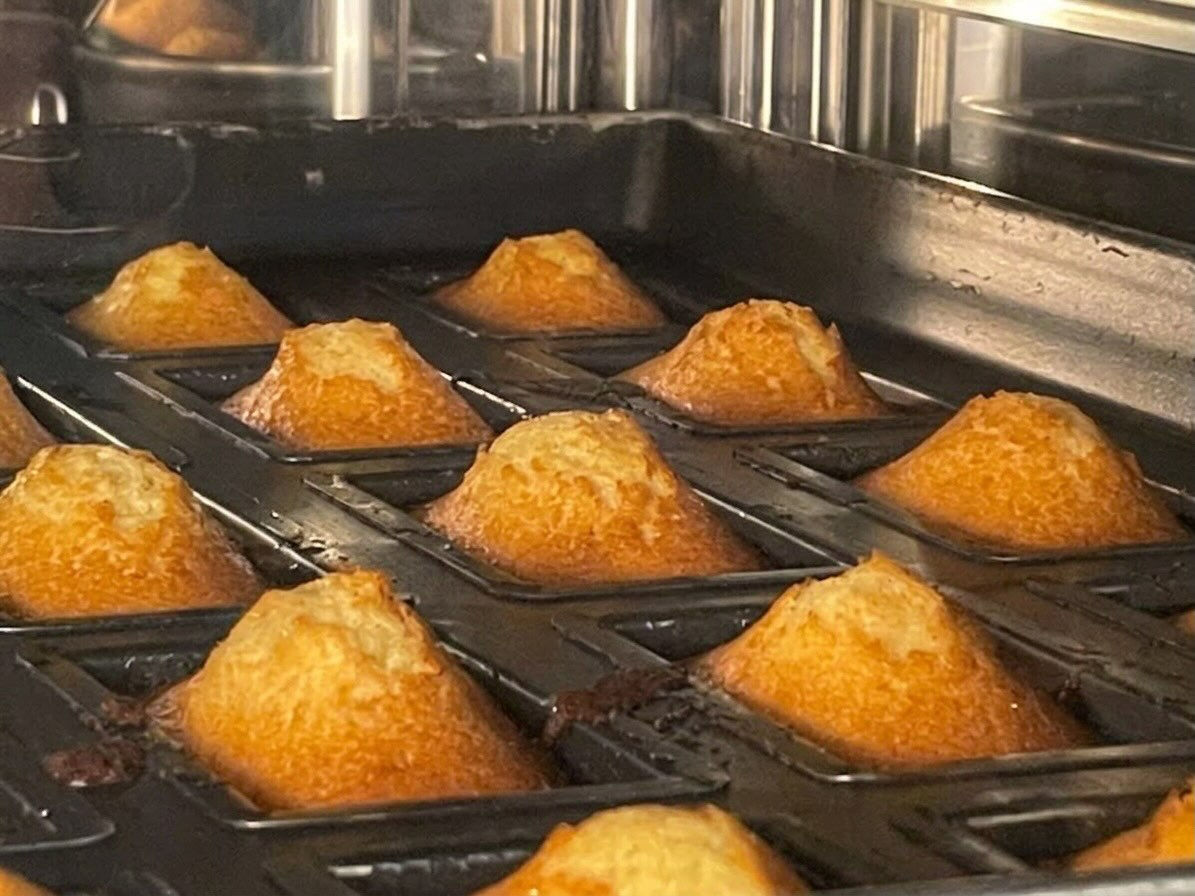 今日も朝からシュー皮、ナポリを焼き、ケーキを仕上げ、仕込みや